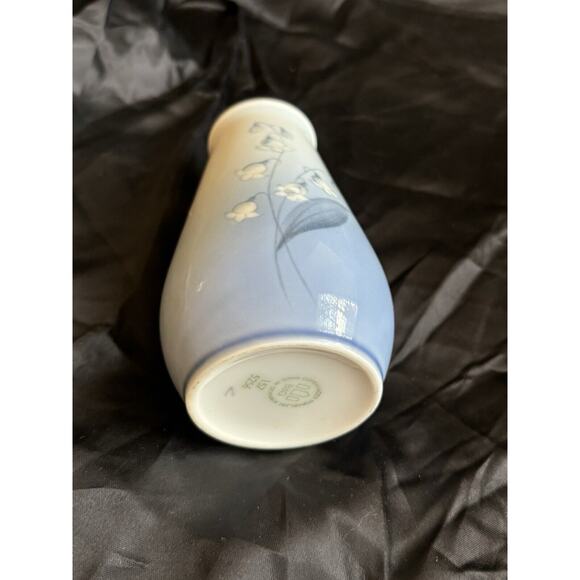 Porcelain Lillies of the Valley Bud Vase By Bing & Grondahl Made in Denmark 4.5" - Picture 6 of 11